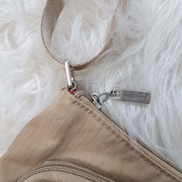 SALE. Sm Baggallini w/pink builtin wallet - Picture 5 of 15